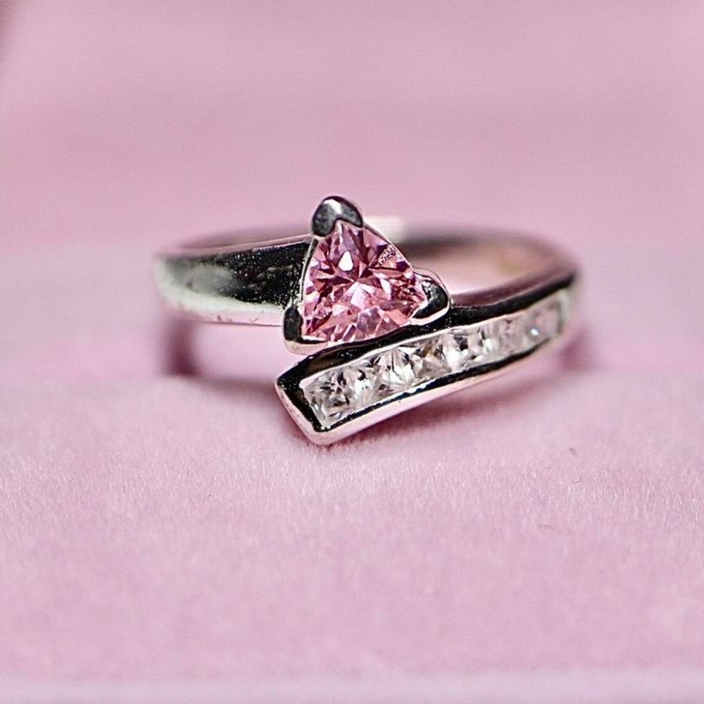 Beautiful sterling, pink and clear stone, ring.